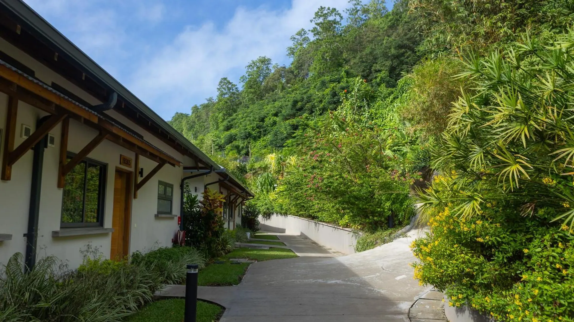 Paradise Chalets Yoga & Wellness Takamaka Hotel